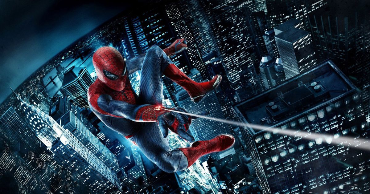Spider-Man en acción, balanceándose entre los rascacielos de Nueva York al anochecer, capturando la esencia de las aventuras del Amazing Spider-Man en las colecciones y ediciones de Marvel Comics.