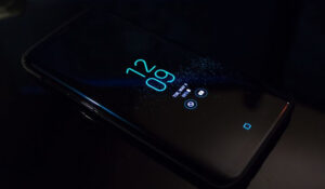 Smartphone Android con pantalla encendida mostrando la hora, representando Noticias Android