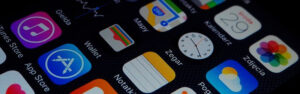 Pantalla de inicio de un iPhone de Apple con aplicaciones como App Store, Wallet y Mapas, destacando la diversidad de aplicaciones de entretenimiento y utilidades disponibles para los usuarios de iPhone.
