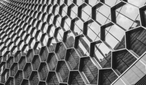 Fachada de edificio con diseño hexagonal innovador, resaltando en Noticias Arquitectura sobre innovación y arquitectura contemporánea.