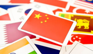Colección de banderas de diferentes países de Asia, con énfasis en China, reflejando la rica diversidad y Noticias Asia cubierta en spykpress.com.