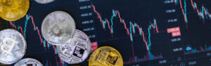 Monedas de Bitcoin y otras criptomonedas sobre un fondo de gráficos financieros, destacando la volatilidad y la actividad en el mercado de criptomonedas y la importancia de las acciones de Bitcoin como forma de pago.