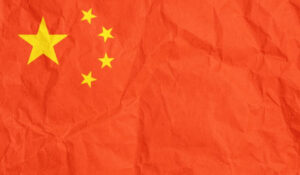 Bandera de China en textura arrugada, destacando temas clave como tecnología en China, política Noticias China, y noticias de última hora en China, cubiertos en spykpress.com.