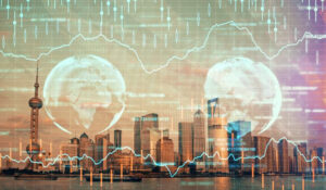Noticias Comercio muestra un paisaje urbano con gráficos financieros y globos terráqueos, representando noticias comercio y la interconexión del comercio global. Esta imagen es adecuada para artículos sobre comercio internacional y tendencias económicas.