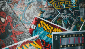 Noticias Comics muestra una colección de cómics clásicos de personajes icónicos como Spider-Man, Batman y Silver Surfer, representando noticias comics y la rica historia del mundo del cómic. Esta imagen es adecuada para artículos sobre lanzamientos, reseñas y eventos de cómics.