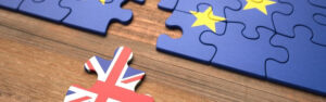 Consecuencias del Brexit representadas por una pieza de rompecabezas del Reino Unido separándose de la UE, destacando los impactos en ciudadanos de la UE y empresas británicas.