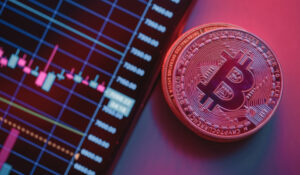 Noticias Criptomonedas muestra un gráfico financiero junto a una moneda de Bitcoin, representando noticias criptomonedas y las fluctuaciones del mercado. Esta imagen es adecuada para artículos sobre Bitcoin, blockchain y regulaciones criptomonedas.