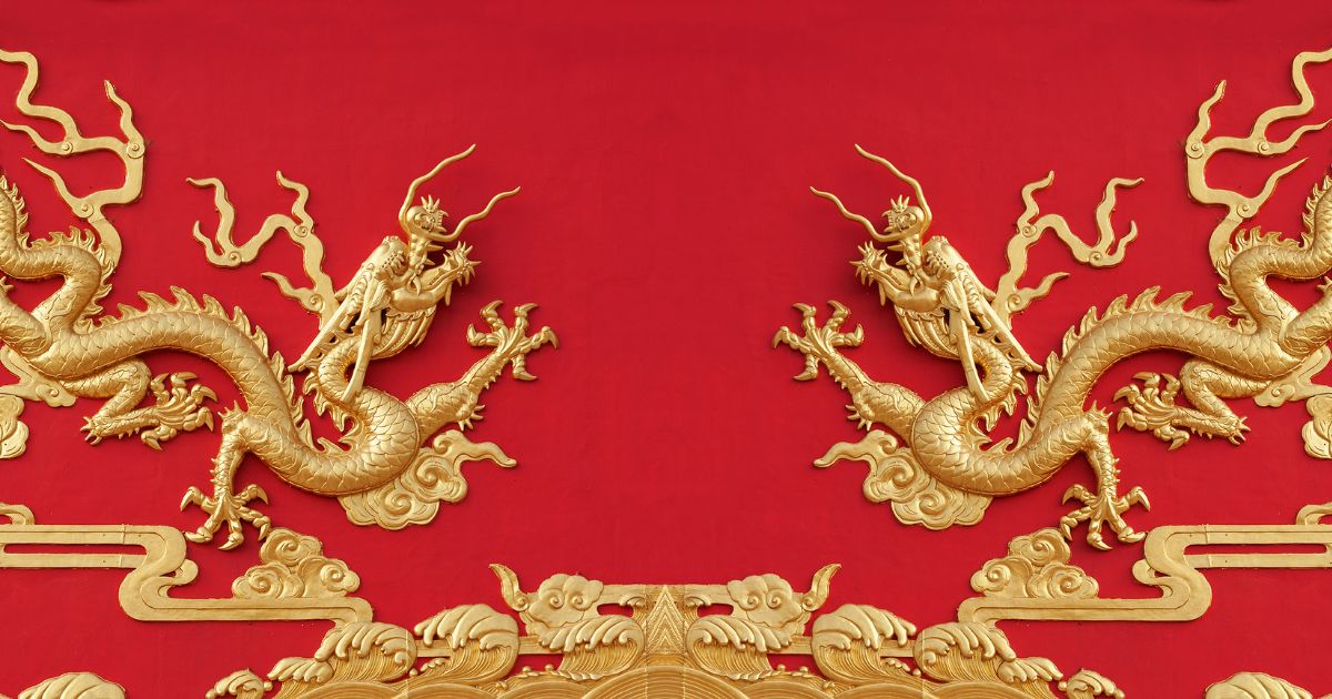 La importancia del oro en la cultura china muestra dos dragones dorados sobre un fondo rojo, representando cultura china y la riqueza histórica. Esta imagen es adecuada para artículos sobre la historia de China y el valor cultural del oro.