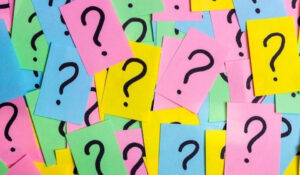 Tarjetas coloridas con signos de interrogación, representando la curiosidad y la búsqueda de conocimiento en Noticias Cultura.