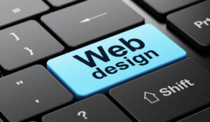 Tecla azul en un teclado que dice 'Web design', representando Noticias Desarrollo Web.