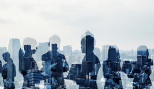 Noticias Empresas muestra siluetas de personas sobre un fondo urbano, representando noticias empresas y la dinámica del mundo empresarial. Esta imagen es adecuada para artículos sobre economía, finanzas corporativas y actualidad empresarial.
