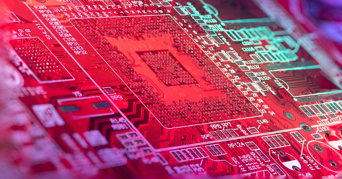Primer plano de una placa de circuito impreso que destaca la complejidad de los microchips, representando la escasez de microchips y su impacto en la cadena de suministro global.