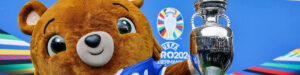 Mascota de la Eurocopa 2024 con el trofeo, simbolizando la emoción y los mejores momentos del torneo.