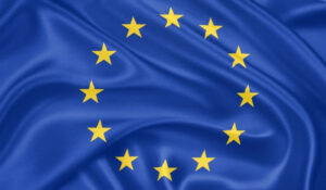 Bandera de la Unión Europea ondeando, simbolizando la actualidad y política en Noticias Europa, cubierto extensivamente en SpykPress.com.