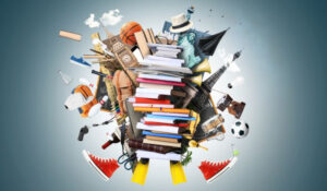 Noticias Formación - Pila de libros rodeada de elementos de educación y actividades extracurriculares representando la diversidad en formación profesional y noticias educación.