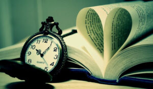 Reloj antiguo sobre un libro abierto, simbolizando la exploración del tiempo y la historia, destacado en Noticias Historia de SpykPress.