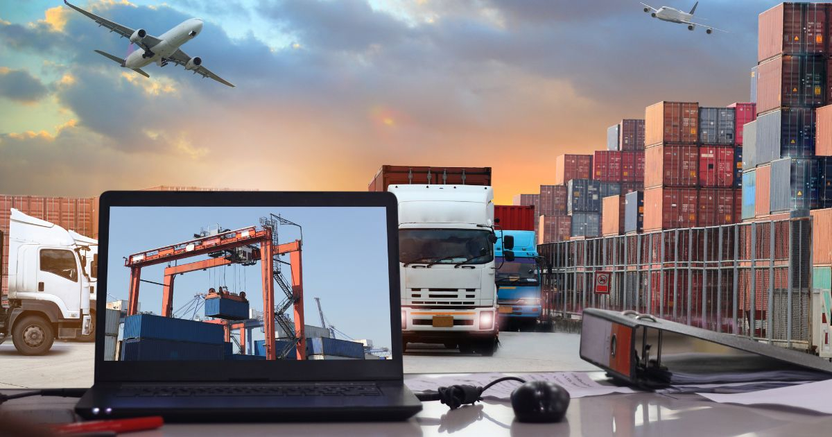 Escena dinámica del sistema de comercio internacional con contenedores, camiones de carga, y aviones, destacando la gestión del comercio exterior y las barreras al comercio internacional de productos industriales.