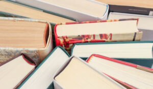 Noticias Libros muestra una pila de libros apilados de diferentes tamaños y colores, representando noticias libros y la diversidad del mundo literario. Esta imagen es adecuada para artículos sobre recomendaciones de lectura, novedades editoriales y libros más vendidos.
