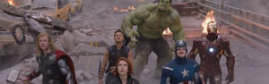 Personajes de los Vengadores en una intensa escena de acción, destacando a Thor, Viuda Negra, Hulk, el Capitán América, Iron Man y Ojo de Halcón en medio de la iniciativa Vengadores.