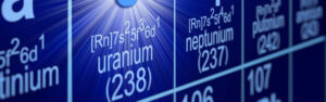 La historia de la energía nuclear muestra una tabla periódica destacando el elemento uranio, representando mercado de uranio y la importancia del uranio en la industria nuclear. Esta imagen es adecuada para artículos sobre la historia de la energía nuclear y las empresas de uranio.