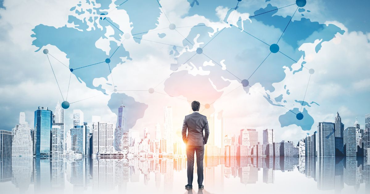 Empresario mirando una ciudad moderna con un mapa del mundo superpuesto, representando la globalización y la importancia de minimizar riesgos en los negocios internacionales.