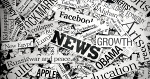 Collage de recortes de periódico destacando términos como Noticias Online 24 horas y noticiero diario, reflejando la cobertura ininterrumpida y amplia de SpykPress Noticias Online 24 Horas. Perfecto para resaltar cómo las noticias online continúan evolucionando y adaptándose a las necesidades informativas del público moderno.