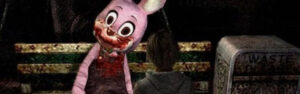 Escena icónica de Silent Hill 3 con un personaje disfrazado de conejo rosa con manchas de sangre, sentado en un banco junto a un personaje de espaldas, representando el terror en el nuevo juego de Silent Hill.