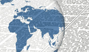 Noticias Política muestra un mapa mundial superpuesto sobre una página de periódico, representando noticias política y la interconexión de la política a nivel global. Esta imagen es adecuada para artículos sobre política exterior y relaciones internacionales.