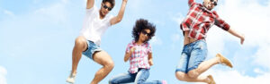 Jóvenes disfrutando de los beneficios del bono cultural joven 2024, representando la energía y entusiasmo tras solicitar el bono cultural joven.