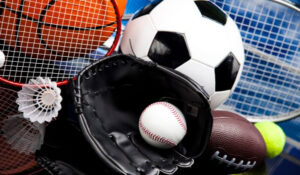 Artículos deportivos variados incluyendo pelota de fútbol, raqueta de tenis, guante de béisbol y pelota de baloncesto, representando Noticias Sports.