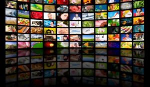 Noticias Streaming muestra una multitud de pantallas con diversas imágenes, representando noticias streaming y la variedad de contenido en las plataformas de transmisión. Esta imagen es adecuada para artículos sobre plataformas de streaming, series y películas.