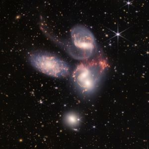 Imagen capturada por el Telescopio Espacial James Webb que muestra un grupo de galaxias en interacción, ilustrando la capacidad del telescopio para estudiar galaxias y estrellas. Esta colaboración entre la NASA y la Agencia Espacial Canadiense destaca la importancia del telescopio en la exploración espacial avanzada.