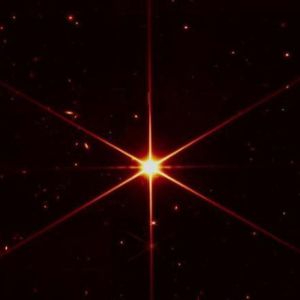Vibrante imagen de una estrella brillante capturada por el Telescopio Espacial James Webb, destacando el poderoso alcance del telescopio en la investigación de galaxias y estrellas. La colaboración entre la NASA y la Agencia Espacial Canadiense hace posible esta visión profunda del cosmos.