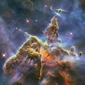 Imagen del Telescopio Espacial James Webb mostrando la Nebulosa del Águila en colores intensos, destacando las complejas formaciones de formación estelar y las estructuras de gas y polvo en el espacio. Esta captura subraya la colaboración entre la NASA y la Agencia Espacial Canadiense para avanzar en el conocimiento del cosmos.