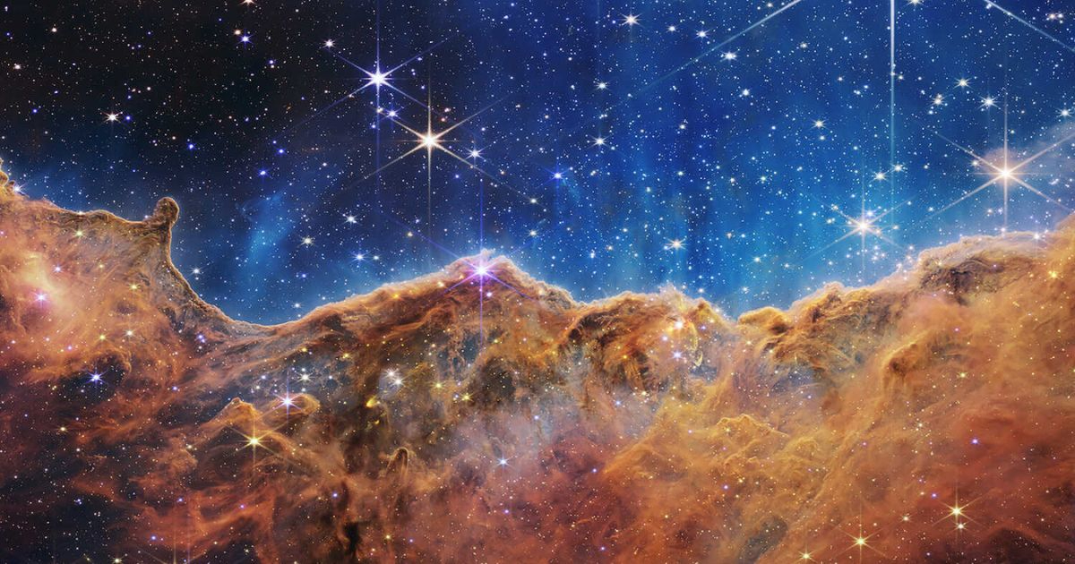 Vista impresionante del espacio capturada por el Telescopio Espacial James Webb, mostrando una formación estelar con galaxias y estrellas brillantes. Esta imagen, desarrollada en colaboración entre la NASA y la Agencia Espacial Canadiense, ejemplifica la capacidad del telescopio para explorar y revelar detalles del universo.