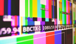 Noticias Televisión muestra una pantalla de prueba de transmisión con diversos colores y patrones, representando noticias televisión y la transmisión en vivo. Esta imagen es adecuada para artículos sobre programas, series y canales de TV.