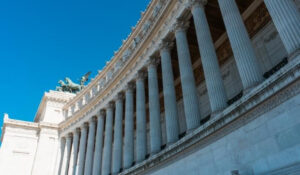 Majestuoso edificio histórico con columnas clásicas bajo un cielo azul, representando Noticias Tours.