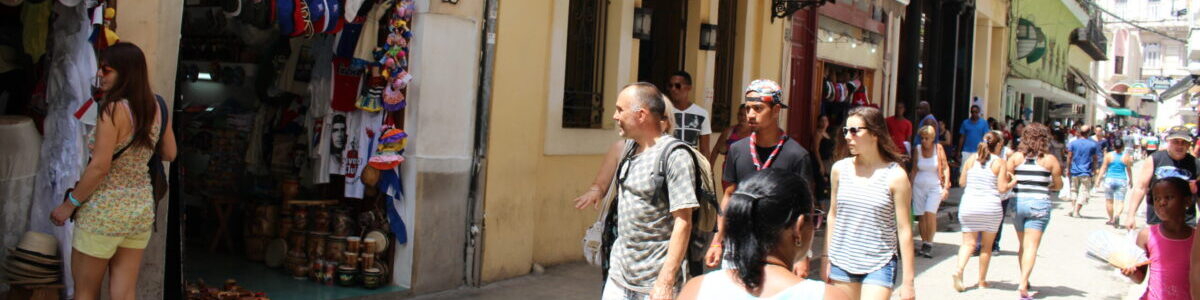 Turistas paseando por la Calle Obispo en la Habana durante sus vacaciones en la Habana.